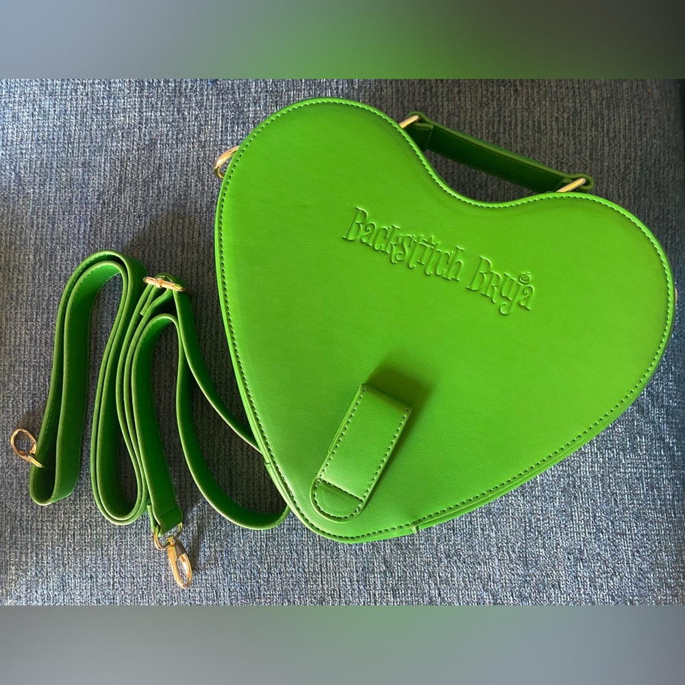 Backstitch Bruja 💚 Poison Ivy 🌿 Green Heart Crossbody Bag - Picture 3 of 5